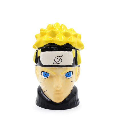 Uzumaki modelando una hermosa taza con marca de dibujos animados