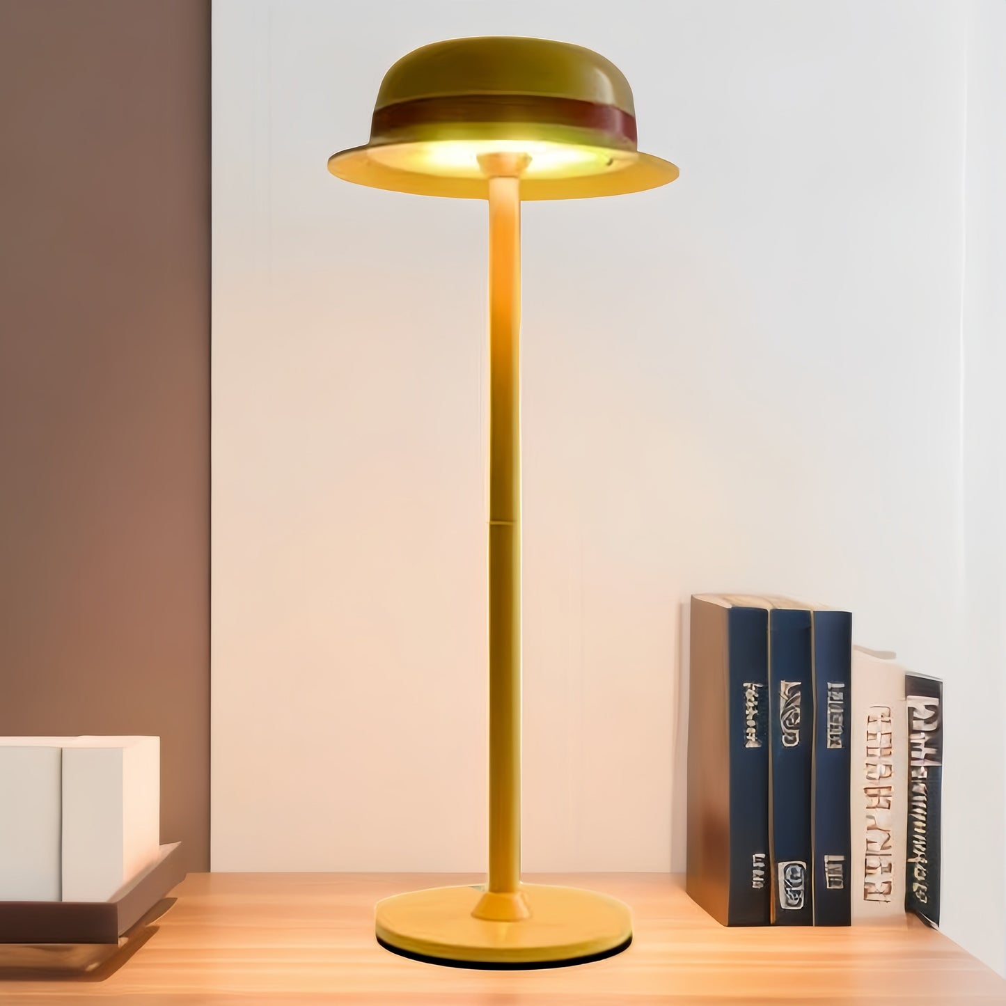 Luffy olkihatun muotoinen metallinen pöytävalaisin yövalo